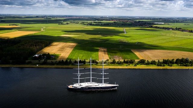 Siêu du thuyền 'ngọc trai đen' đã tạo cảm hứng cho tàu Y721 của tỷ phú Jeff Bezos ở một mức độ rất ấn tượng!
