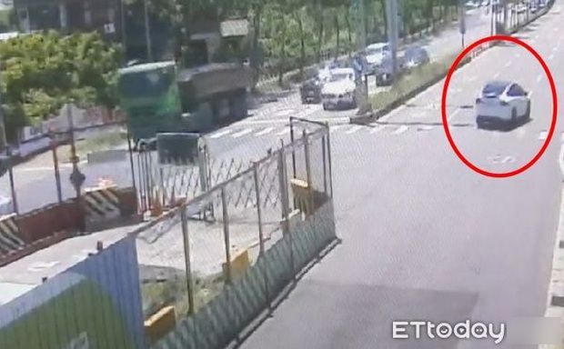 Tình hình toàn cảnh vụ tai nạn của Lâm Chí Dĩnh và con trai: Tài tử bị chấn thương sọ não, nhưng đã thoát chết nhờ sự dũng cảm của nhóm công nhân - Hình 4.