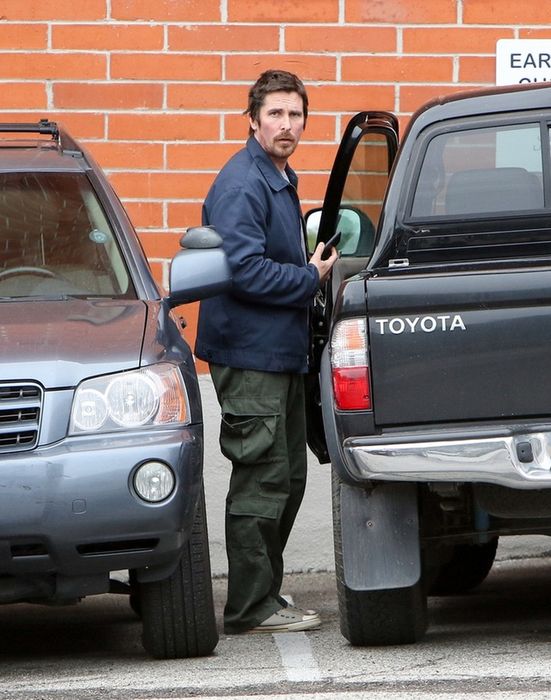 Vì sao ‘Người Dơi Christian Bale có 120 triệu USD nhưng chỉ chọn lái xe Toyota cũ thay vì Ferrari? - Hình 5.