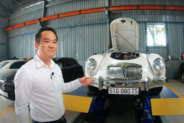 Xe mui trần hiếm hơn 60 năm tuổi đã trải qua quá trình tái sinh toàn diện dưới bàn tay tài năng của các thợ Việt, và được trang bị thêm nhiều tiện ích độc đáo.