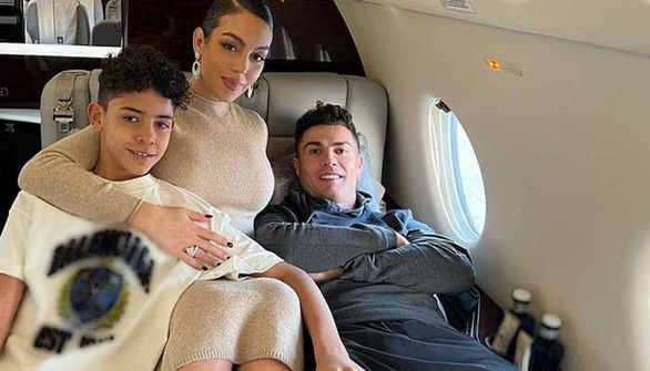 Ronaldo đăng tin rao bán máy bay cá nhân trước tin đồn chấm dứt hợp đồng với Manchester United - Ảnh 2.
