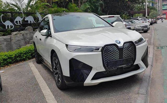 BMW iX đầu tiên có biển số tại Việt Nam - SUV điện tương đương với VinFast VF 8 - Ảnh 2.
