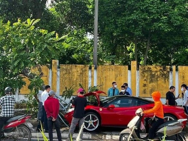 Ferrari 488 gặp tai nạn và biến dạng sau khi đâm vào 2 cây xanh - Hình ảnh 3.