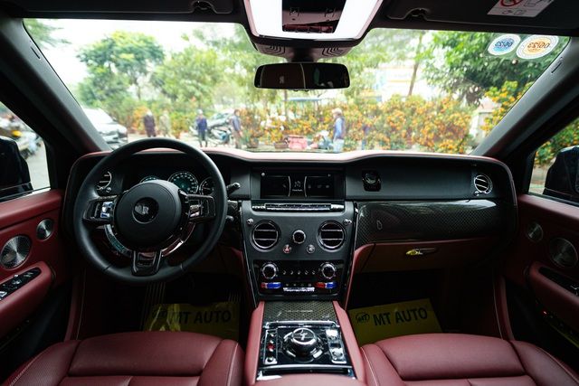 Rolls-Royce Cullinan Black Badge - 'Viên kim cương đen' hàng sưu tầm siêu lướt giá gần 40 tỷ đồng - Ảnh 6.