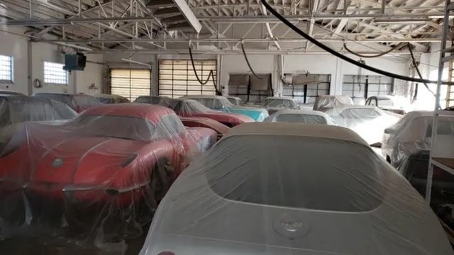 Khám phá bộ sưu tập xe cổ khổng lồ được giấu kín suốt hơn 30 năm - Ảnh 1.