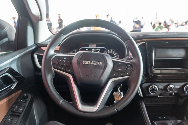 Tóm tắt chi tiết về Isuzu mu-X 2022 phiên bản giá rẻ nhất phù hợp với người dùng chạy dịch vụ: Giá chỉ 900 triệu đồng, bề ngoài lộng lẫy nhưng không trang bị màn hình - Hình 7.