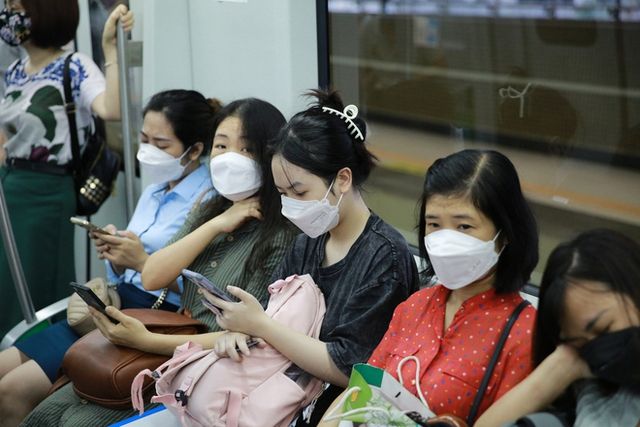 Theo chân dân công sở Hà Nội đi làm bằng xe đạp gấp, tàu điện và xe bus: Tiết kiệm hàng triệu đồng mỗi tháng! - Ảnh 4.