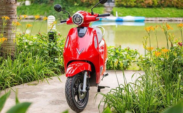Ảnh thực tế đầu tiên của mẫu xe máy điện mới của VinFast tại đại lý đã xuất hiện, đánh dấu sự gần kề của thời điểm giao xe.