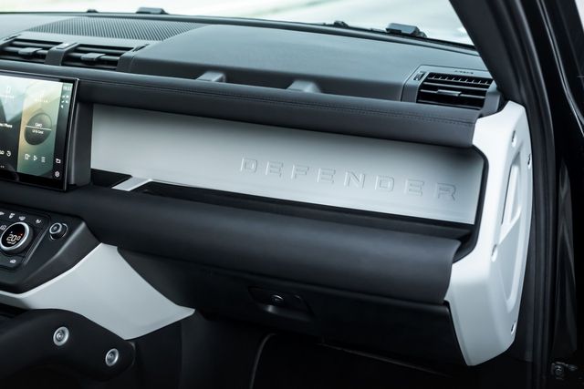 Khám phá phiên bản độ Land Rover Defender từ Manhart - Ảnh 9.