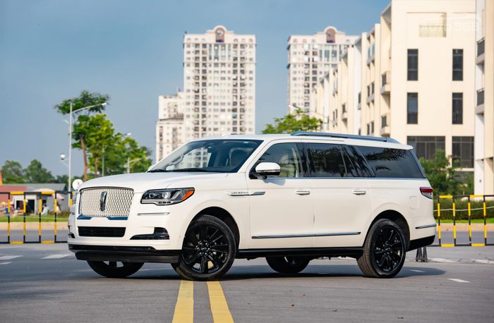 Lincoln Navigator Reserve L 2022 lần đầu tiên xuất hiện tại Việt Nam: Giá hơn 8 tỷ đồng, SUV 'khủng long' cạnh tranh với Lexus LX 600 và Mercedes-Maybach GLS 480 - Ảnh 1.