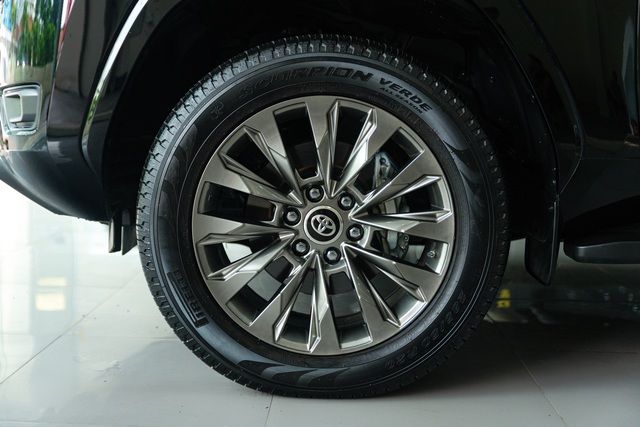 ‘Lướt’ hơn 3.000 km, Toyota Land Cruiser 2022 vẫn có giá gần 6 tỷ đồng - Hình 8.