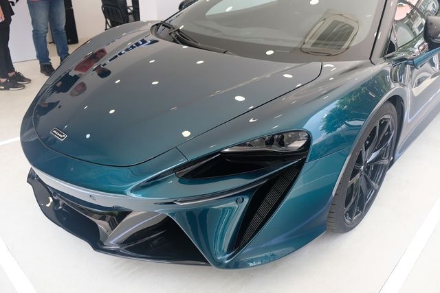 Khám phá siêu xe McLaren Artura không số lùi đầu tiên tại Việt Nam: Giá khoảng 16 tỷ đồng, được sử dụng làm xe trưng bày - Ảnh 4.