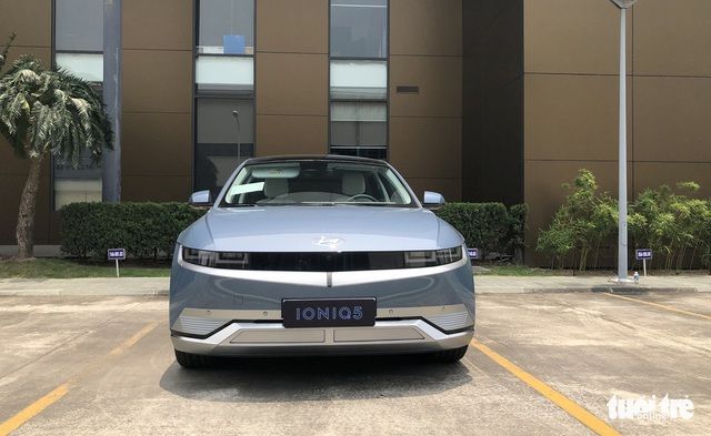 Đại lý giới thiệu Hyundai Ioniq 5 với giá khoảng 2 tỉ đồng, hứa giao xe trong vòng 10 ngày - Ảnh 3.