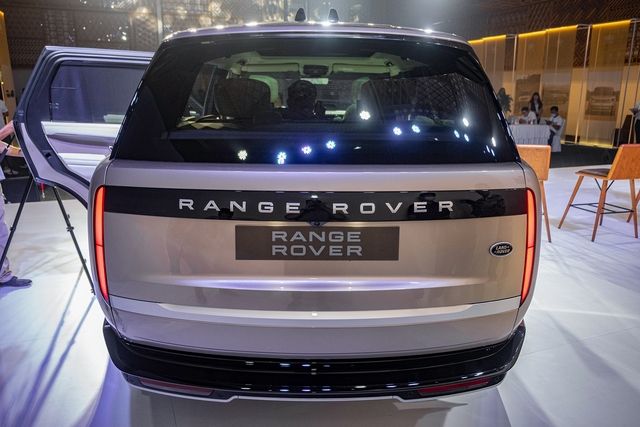 Range Rover 2022 chào sân tại Việt Nam với mức giá 11,9 tỷ đồng, ghế VIP tiện nghi, tương đương với Mercedes-AMG G 63