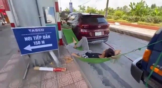 Tài xế treo võng, thanh toán bằng tiền âm phủ, mang vòng hoa tới đặt tại trạm thu phí BOT - Ảnh 1.