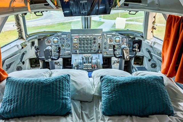 Biến máy bay thành khách sạn độc đáo: Thưởng trà trên bầu trời, ngủ trong buồng lái - Ảnh 7.
