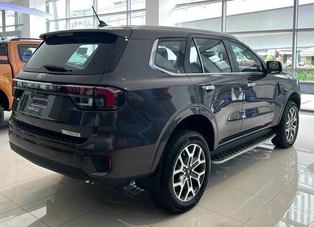 Giá của Ford Everest tại các đại lý vẫn tiếp tục tăng: Thêm gần 200 triệu nếu mua phiên bản cao nhất trong tháng 9 - Ảnh 2.