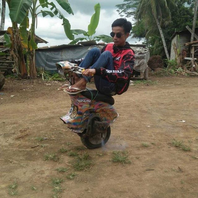 Biến hóa phi thường trên Vespa: Từ xe tăng, xe một bánh đến việc sáng tạo với thân tre... - Hình 9.