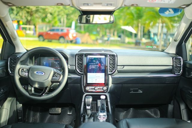 Soi gói 'lạc' giá 200 triệu đồng của Ford Everest bản 'full option' tại Việt Nam: Chỉ có 4 món, tặng thêm nhiều món - Hình ảnh 7.