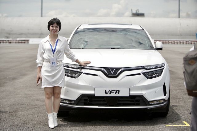 VinFast VF 8 chi tiết bản thương mại giao cho 100 khách hàng Việt đầu tiên: Không khác biệt nhiều so với mô hình concept - Ảnh 1.