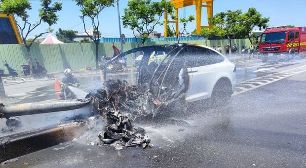 Ngoài Lâm Chí Dĩnh, xe Tesla đã gây ra nhiều tai nạn kinh hoàng khác! - Hình 6.