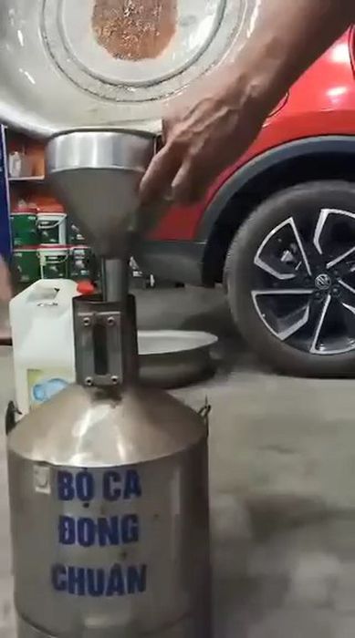 Cảnh sát bắt đầu điều tra vụ việc đổ 500 nghìn xăng nhưng chỉ thu được 9,5 lít - Hình 3.