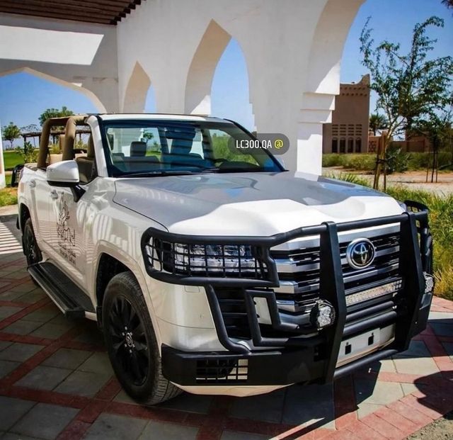 Toyota Land Cruiser Series 300 đã bị cắt mui một cách táo bạo để trở thành một chiếc xe mui trần - Ảnh 2.