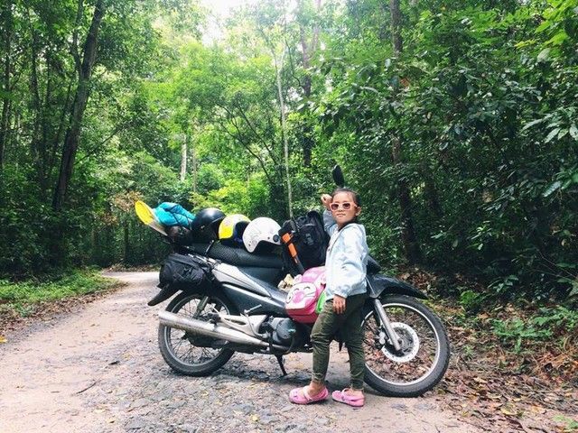 Anh bố ở thành phố Hồ Chí Minh đưa con đi 'phượt' khắp nơi trên thế giới bằng xe máy: Hơn 5 năm trải nghiệm, nhìn thấy đủ loại phong cảnh đẹp như trong phim, giúp con học được sự tự lập - Ảnh 1.