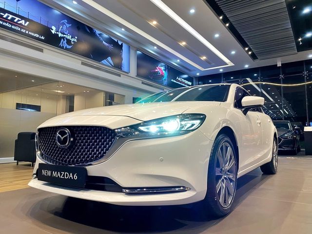 Mazda6 giảm giá 60 triệu đồng tại đại lý: Giá thấp nhất chỉ còn 829 triệu đồng, cạnh tranh với Camry và K5 - Hình 1.