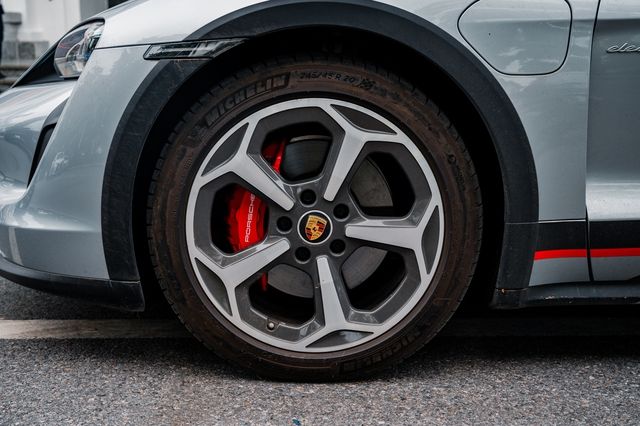 Porsche Taycan Cross Turismo đầu tiên tại Việt Nam - Siêu xe điện có khả năng offroad cho giới nhà giàu - Hình 4.