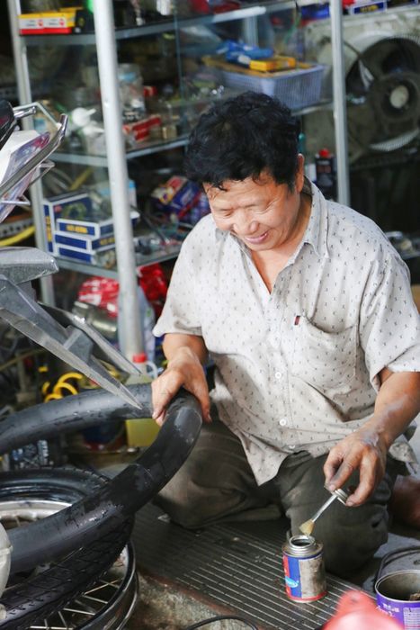 Trong thời kỳ bão lạm phát, TP.HCM vẫn thể hiện sự ấm áp: Có người tận tâm bơm vá xe miễn phí, có người hỗ trợ giảm giá điện nước cho khách - Ảnh 6.