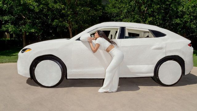 Ai là người sở hữu chiếc xe độ đắt nhất trong làng sao: Gia đình Kardashian-Jenner độc chiếm top 5 - Ảnh 1.