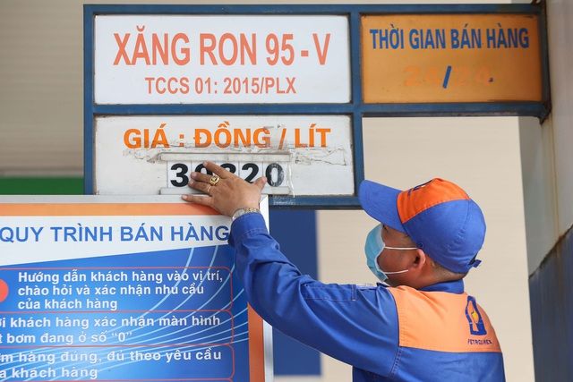 Giá xăng giảm lần đầu tiên sau hơn 3 tháng - Hình 1.