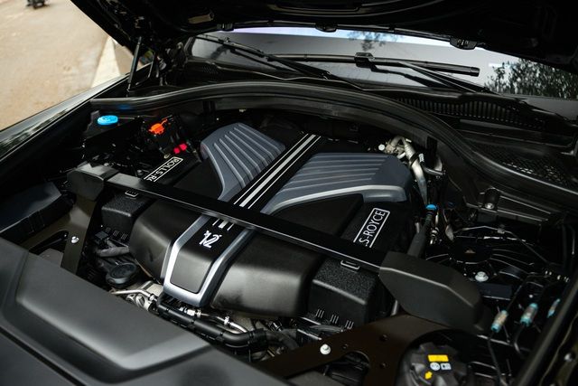 Rolls-Royce Cullinan Black Badge - 'Viên kim cương đen' hàng sưu tầm siêu lướt giá gần 40 tỷ đồng - Ảnh 8.