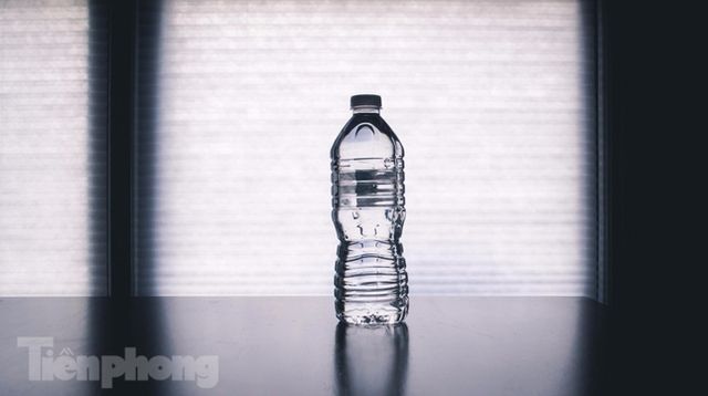  Đừng để những vật này trong xe dưới ánh nắng nóng - Ảnh 1.