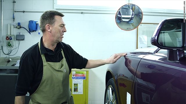 Người duy nhất vẽ tay từng đường kẻ trên các chiếc xe Rolls-Royce, đã mất 5 năm khổ luyện để nhận mức lương 6 con số.