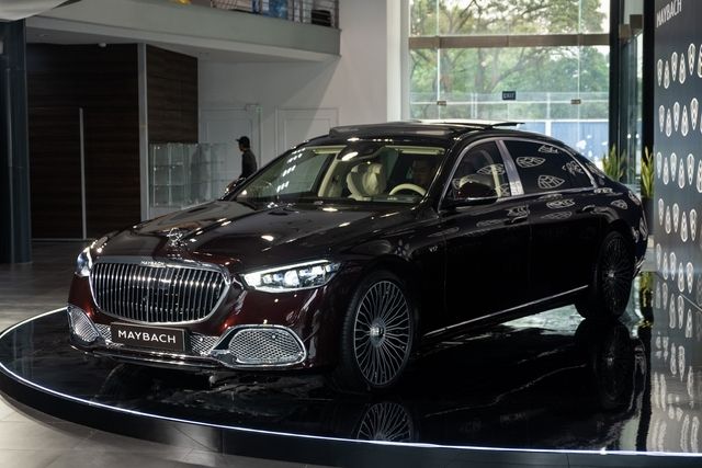Trải nghiệm Mercedes-Maybach S 680 có giá 16 tỷ đồng tại Việt Nam: Cánh cửa mở đóng như Rolls-Royce, ghế của ông chủ có thể biến thành giường - Hình 2.