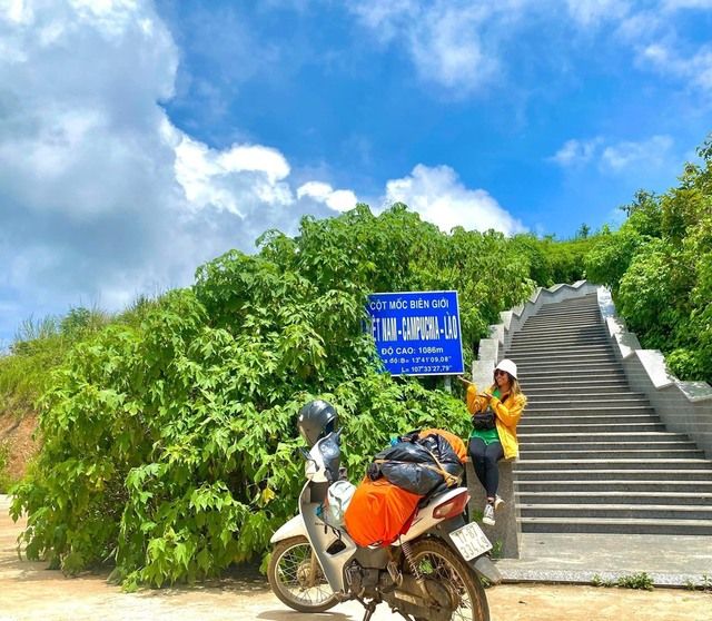 Cô gái lái xe qua các tỉnh thành Việt Nam trong 2 tháng và ghi lại kỷ niệm đầy cảm xúc trên con đường đèo vào ban đêm - Ảnh 15.