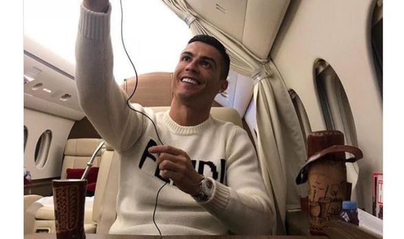 Ronaldo đăng tin bán máy bay cá nhân trước tin đồn chia tay Manchester United - Ảnh 1.