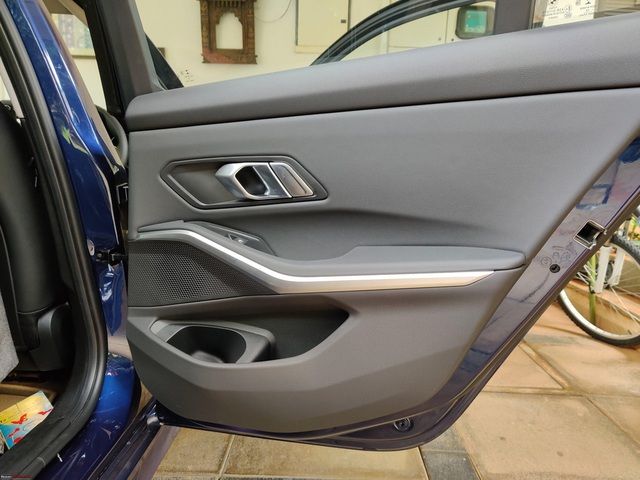 Việc lái BMW 330i Sport mạnh mẽ nhưng gặp khó khăn khi ra vào - Hình 11.