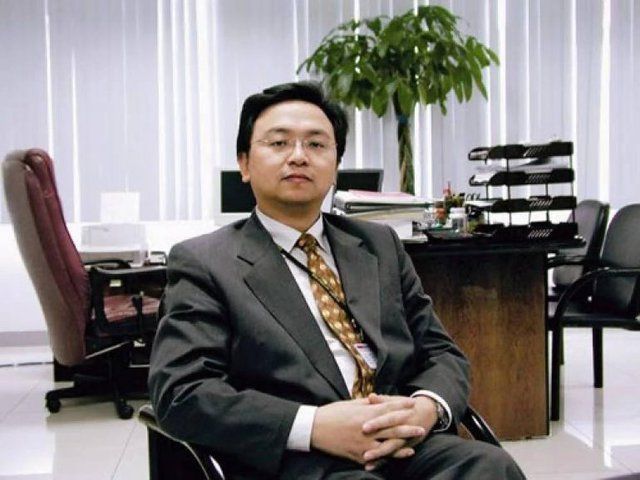 Một người đàn ông dũng cảm đã mua lại một công ty đang gặp khó khăn, và sau 19 năm, ông đã vượt mặt Tesla của Elon Musk.
