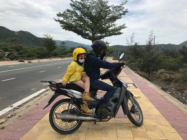 Anh bố ở thành phố Hồ Chí Minh đưa con đi 'phượt' khắp nơi trên thế giới bằng xe máy: Hơn 5 năm trải nghiệm, nhìn thấy đủ loại phong cảnh đẹp như trong phim, giúp con học được sự tự lập - Ảnh 2.
