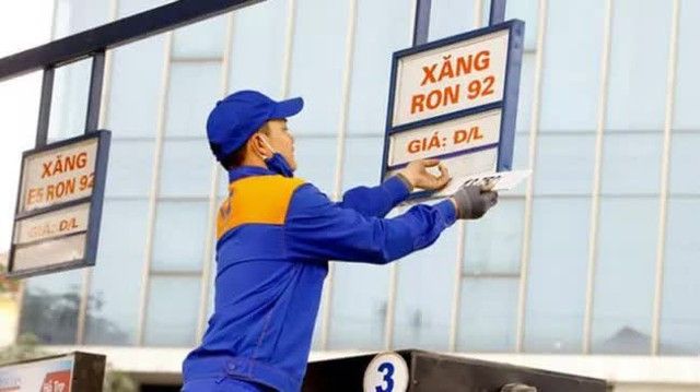 Giá xăng giảm lần thứ tư liên tiếp - Ảnh 1.
