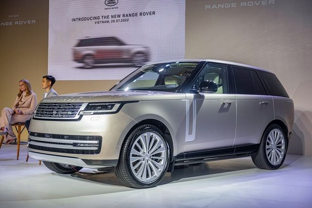 Range Rover 2022 lần đầu tiên ra mắt tại Việt Nam với giá 11,9 tỷ đồng, đầy đủ tiện nghi ghế VIP, tương đương với Mercedes-AMG G 63