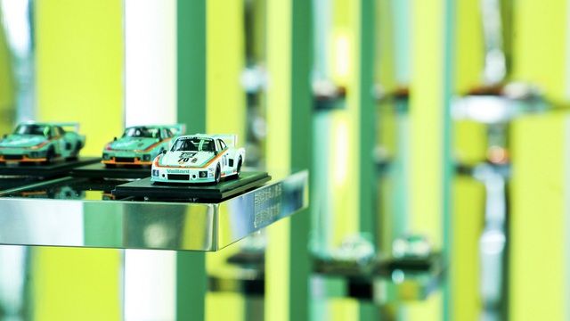 Một nhân viên của Porsche đã sưu tầm gần 1.000 mô hình xe và được thăng chức lên làm giám đốc - Hình 11.