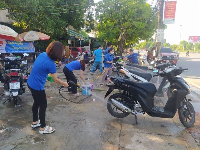 Nhóm cô gái trẻ tình nguyện rửa xe quyên góp cho trẻ em nghèo - Ảnh 1.