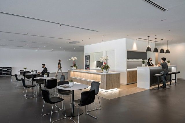 Bên trong của showroom Audi lớn nhất Việt Nam: Với vốn đầu tư hơn 140 tỷ đồng, diện tích rộng 9.000 m2, bao gồm cả khu vực sửa chữa riêng cho xe điện - Hình ảnh 6.