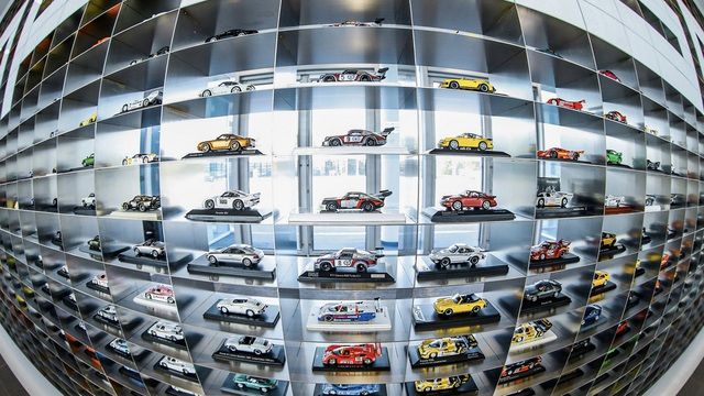 Một nhân viên của Porsche đã sưu tầm gần 1.000 mô hình xe và được thăng chức lên làm giám đốc - Hình 6.