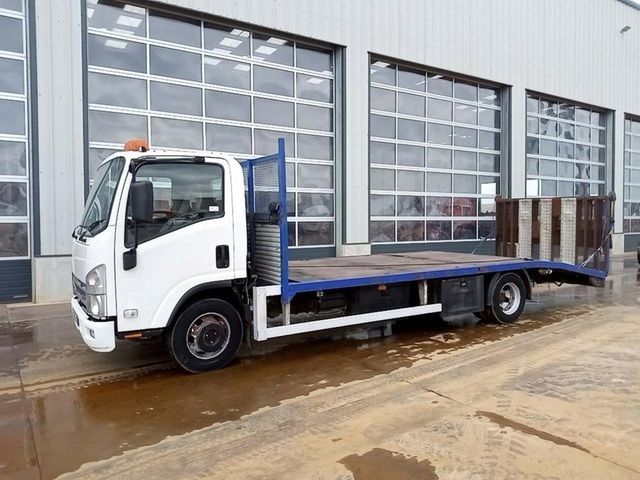 Xe tải được biến thành nhà di động, đầy đủ tiện nghi như một căn nhà nghỉ, với cả giếng trời - Ảnh 2.