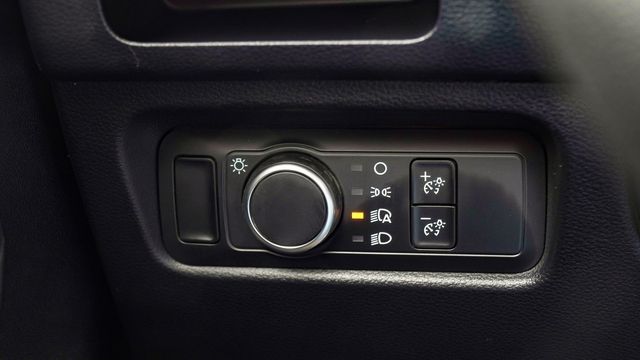 Hình ảnh thực tế của Ford Ranger 2023 phiên bản tiêu chuẩn tại Việt Nam: Giá chỉ 659 triệu đồng, sử dụng hộp số sàn nhưng vẫn tích hợp nhiều công nghệ - Hình 11.